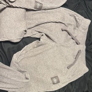 ALO Yoga Women's Gray Ribbed Joggers